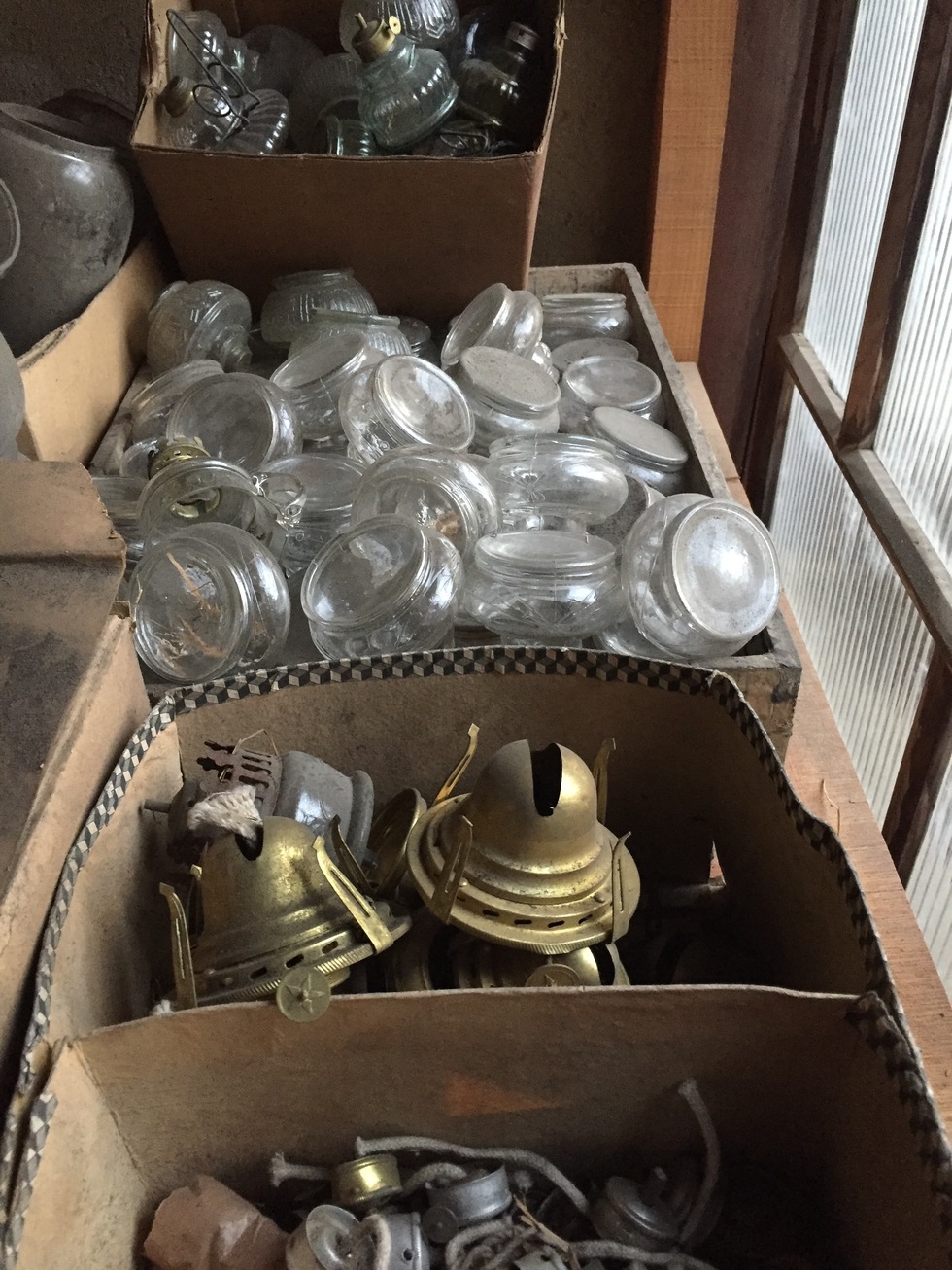 洋燈蔵：日本の洋燈（石油ランプ）の構造 - 和ガラスの世界 洋燈(石油ランプ)・玻璃器(ガラス器) 瀧澤商店
